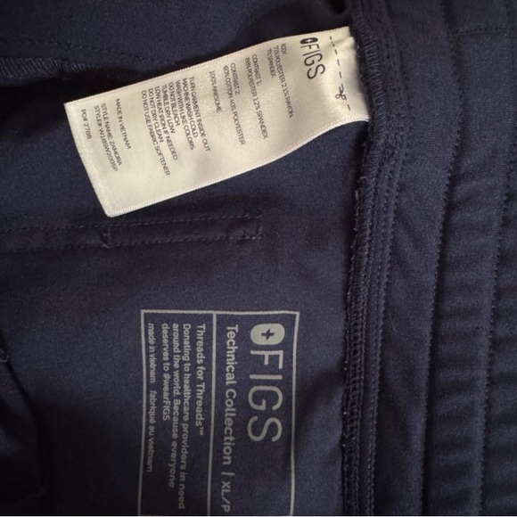 Figs navy set. Rafaela top in medium and Zamora joggers in XL - Picture 2 of 7